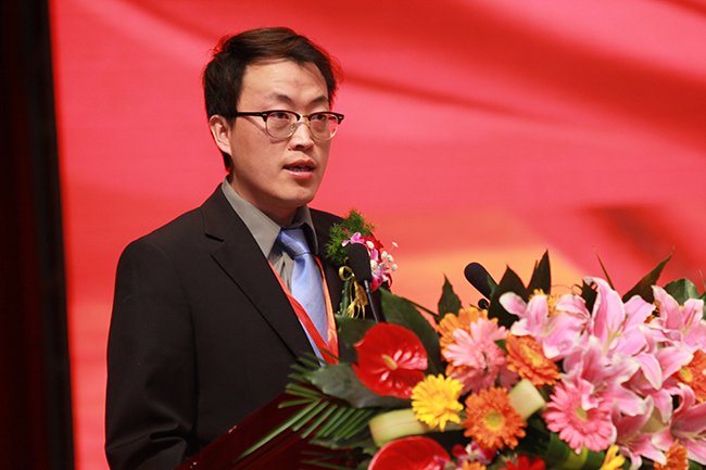 14 唐地源先生代表铸造工作者向获奖者表示祝贺.JPG