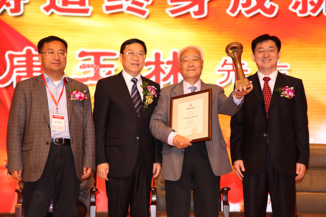 3 为唐玉林研究员颁奖.JPG