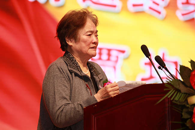 6 贾均夫人林逸青女士宣读贾均生前所写获奖感言.JPG