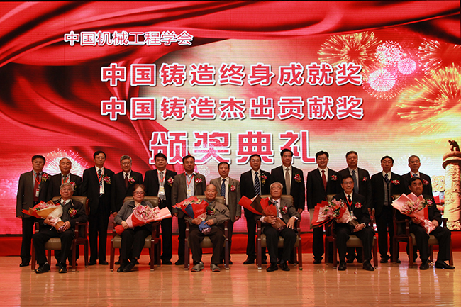 13 获奖者与颁奖嘉宾合影.JPG