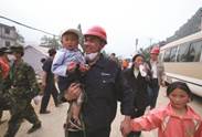 在四川大地震中,三一救灾队员罗小军救助小孩